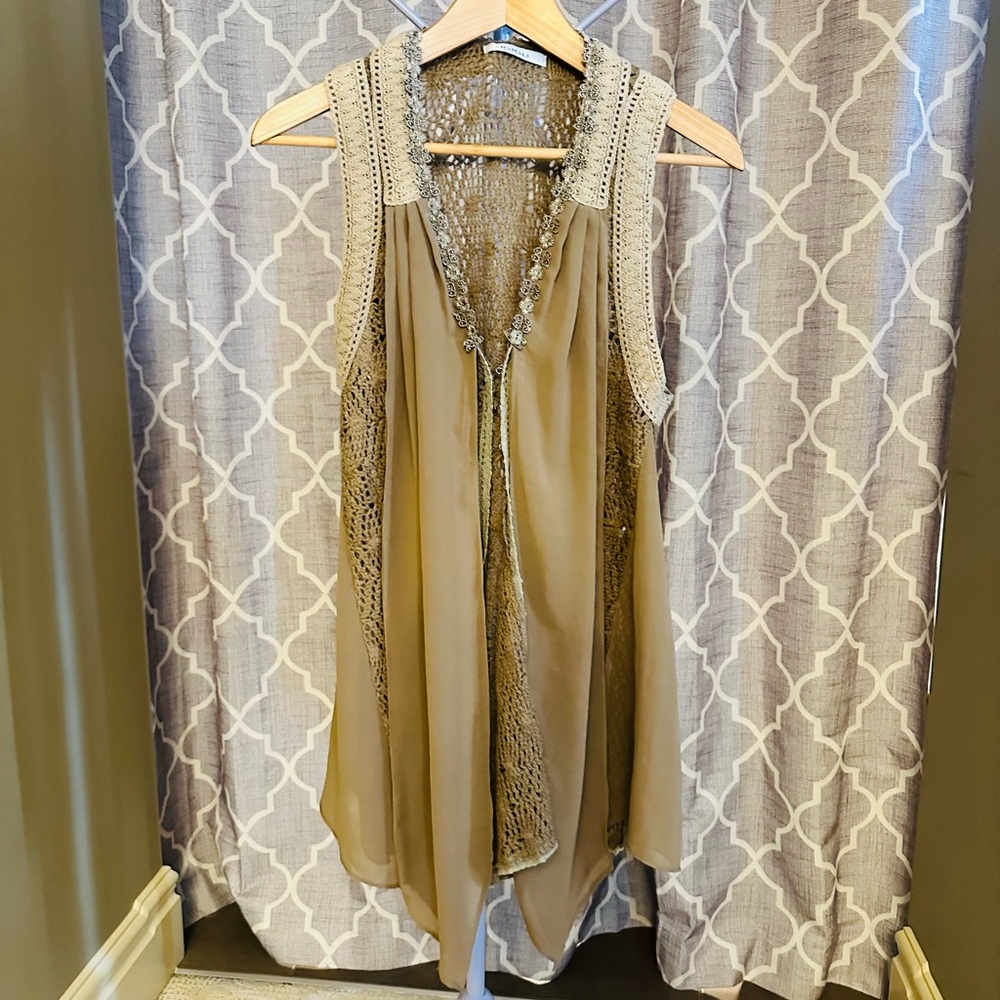 Igigi Tan Sleeveless Tunic. Ptp 18”